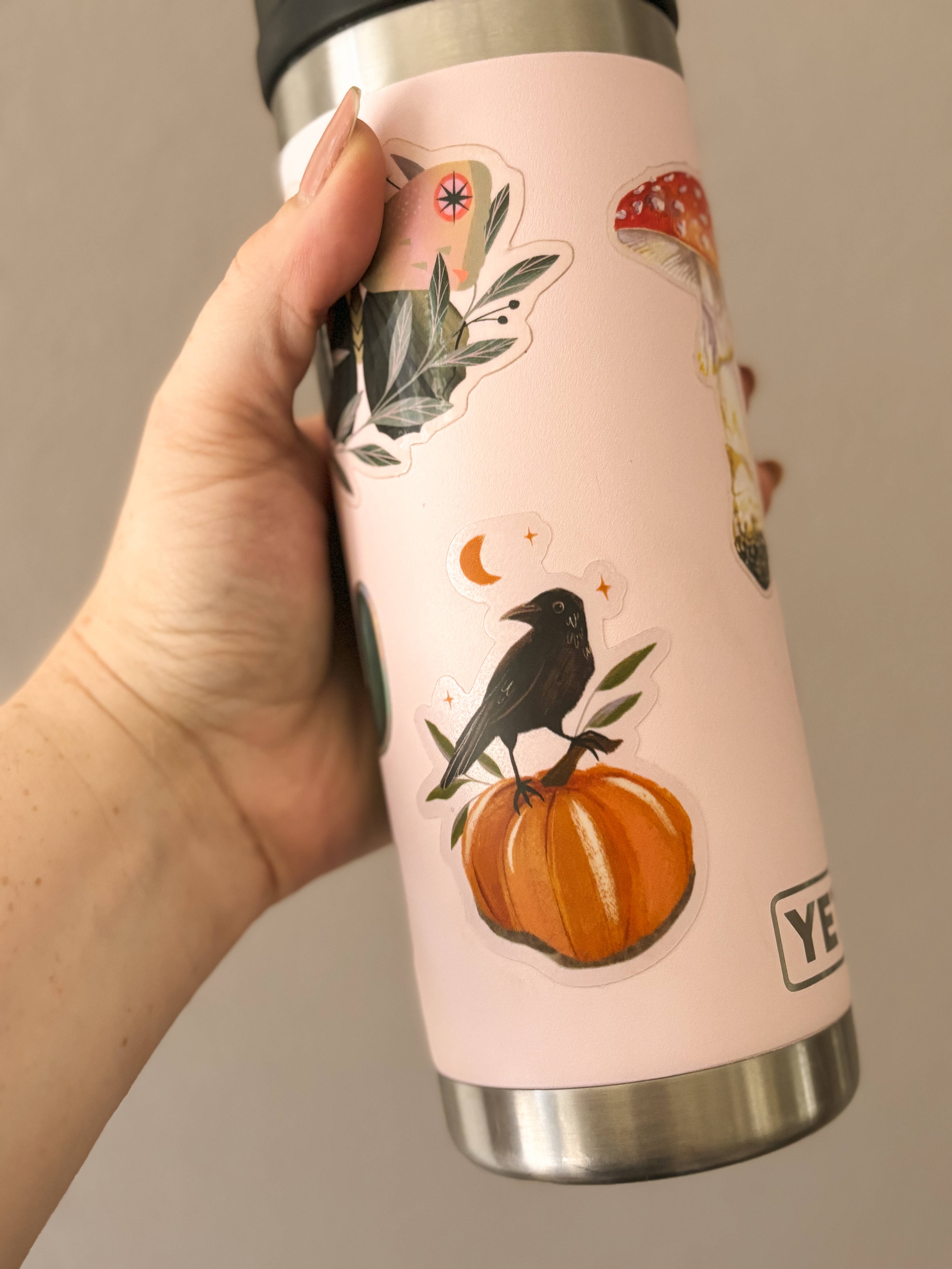 Lantern Print Co. - Venta al por mayor Pegatina - Pegatina de vinilo: Presagio - Pegatina de cuervo transparente de 3"4