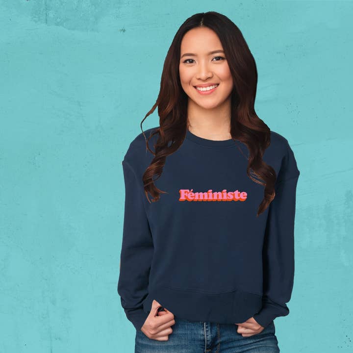 Sweat ras du cou oversize en coton biologique à slogan Feministe bleu marine pour la vente par The Vivid Design House