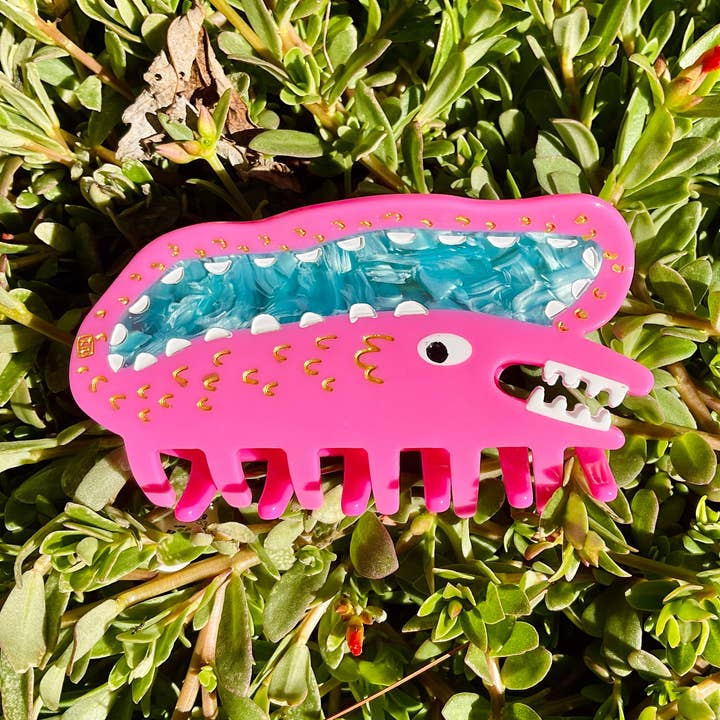 Pince à cheveux lézard rose pour la vente par Kyndra Sweep illustrations