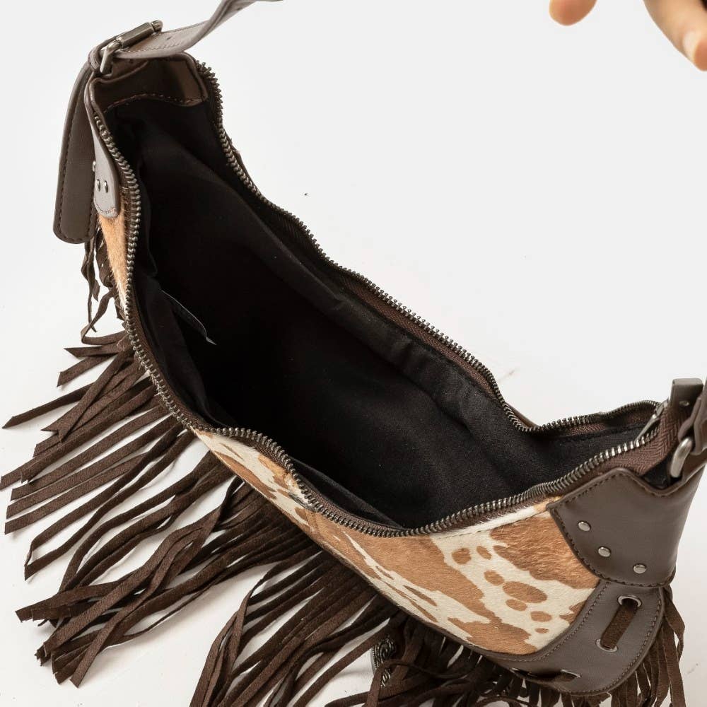 Collections by Fame Accessories – Großhandel Umhängetasche - Damen – Hobo-Tasche aus Leder mit Kuhmuster und Fransen2