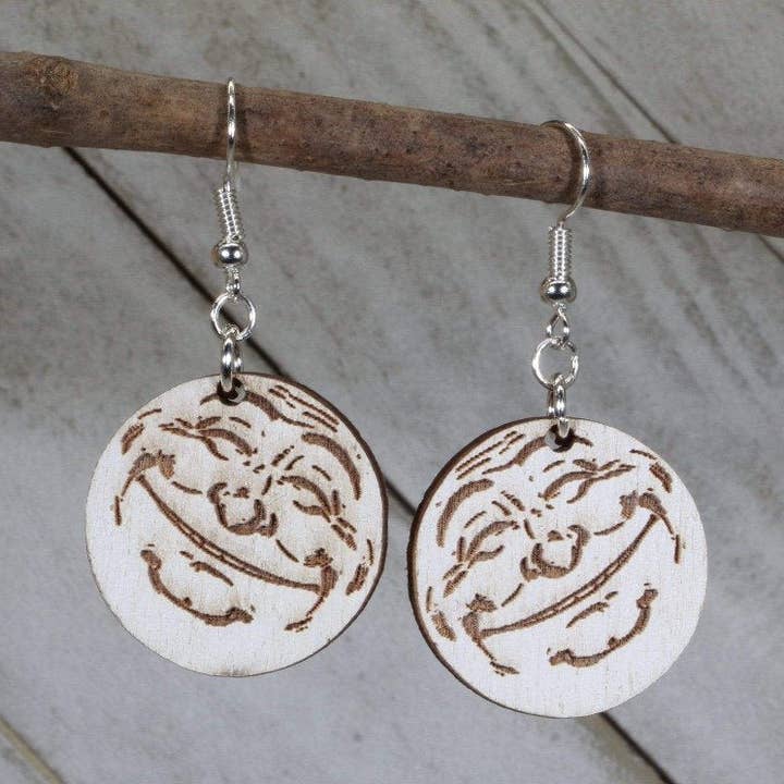 Boucles d'oreilles pendantes en bois de lune souriante pour la vente par Cates Concepts