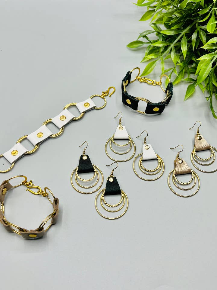 Ensemble de bijoux en cuir et or pour la vente par Elly Kate Designs
