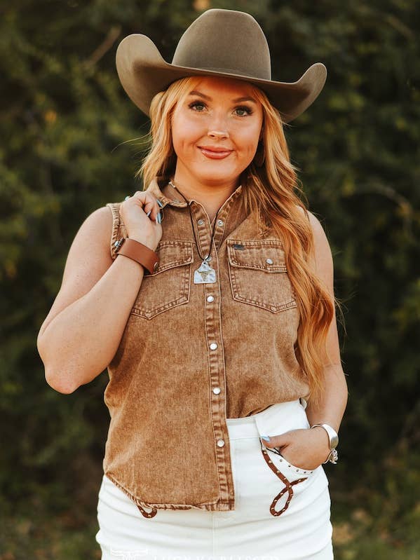 Chemise sans manches en denim camel à boutons pour la vente par LUCKY & BLESSED