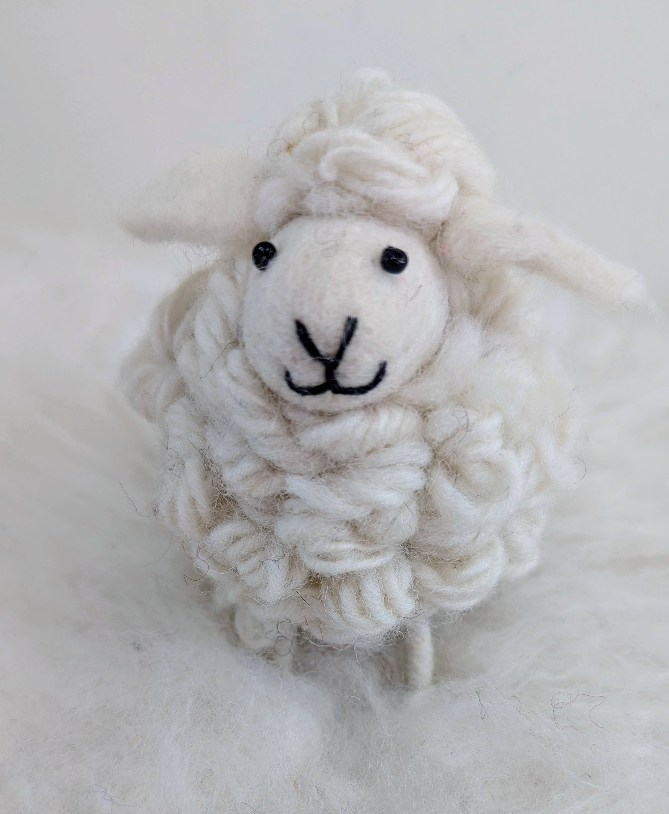 Cool Trade Winds – Objeto de mesa decorativo por atacado – Mini Ovelha de Lã Feltrada de Pelo Longo1