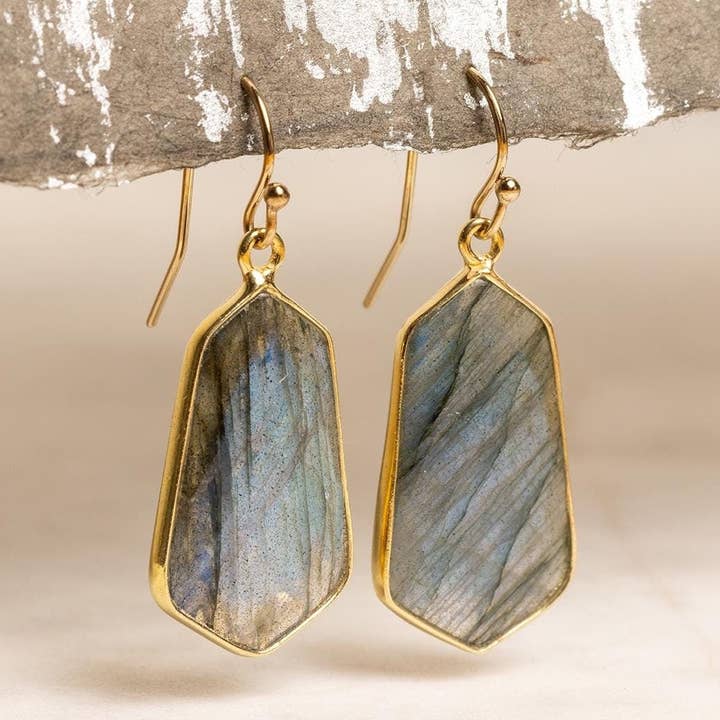 Boucles d'oreilles pendantes hexagonales en labradorite sur crochets d'oreilles en or rempli 14k pour la vente par Soul & Little Rose