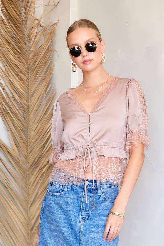 Moka Top en satin avec bordure en dentelle en vente sur Faire16