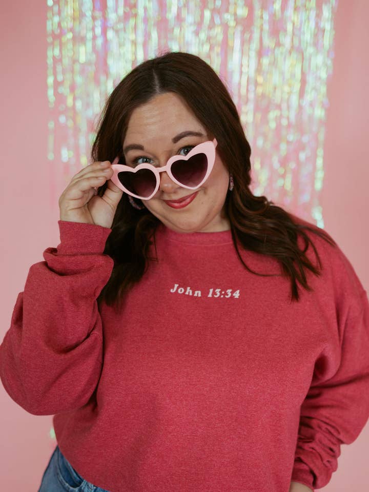 Aimez-vous les uns les autres | Sweat-shirt pour adulte pour la vente par Sister Shirts