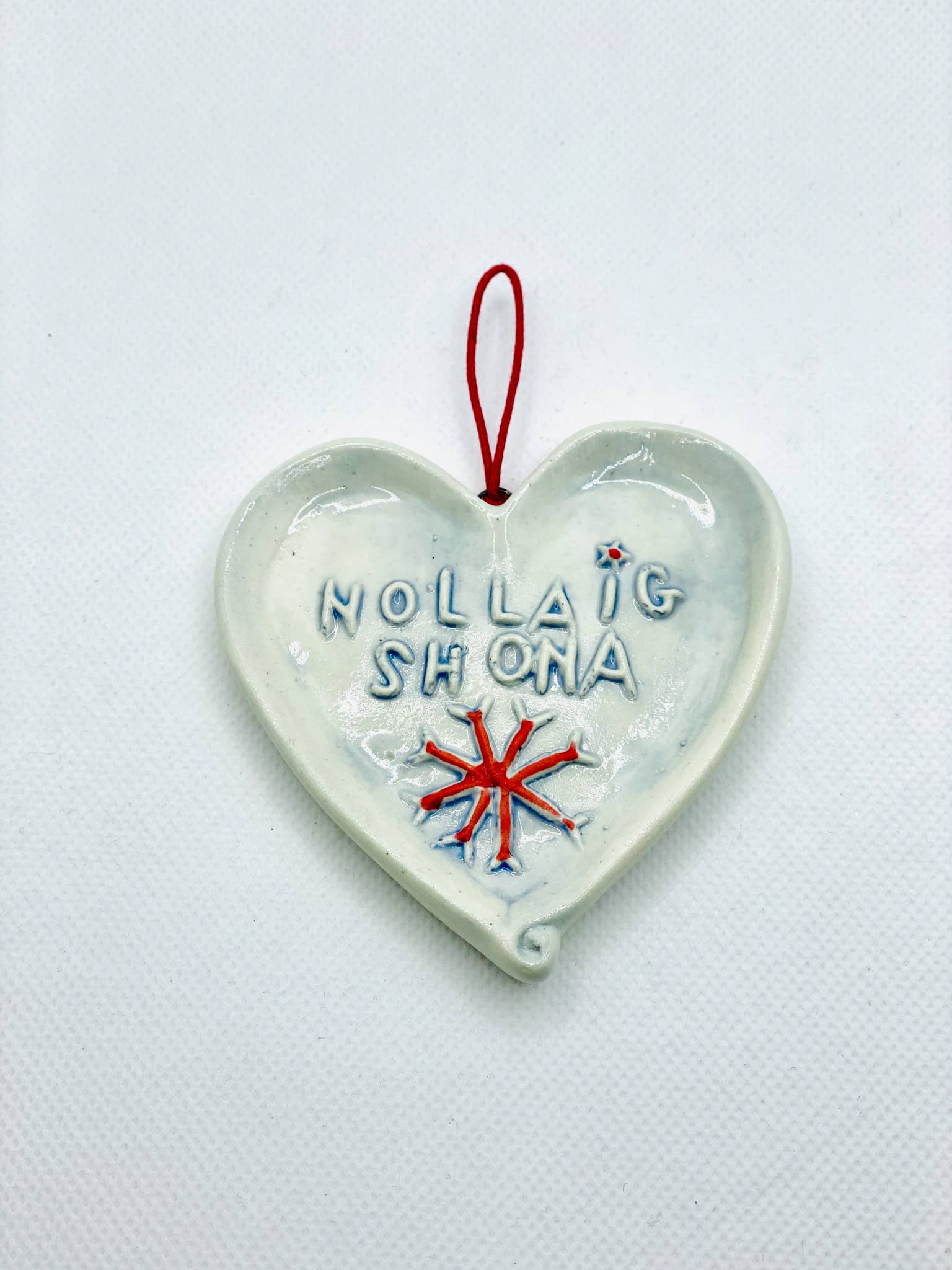 The Mood Designs Ceramics Limited - Vente Objets de décoration - Ornement céramique en forme de cœur « Nollaig Shona » fait main en Irlande4