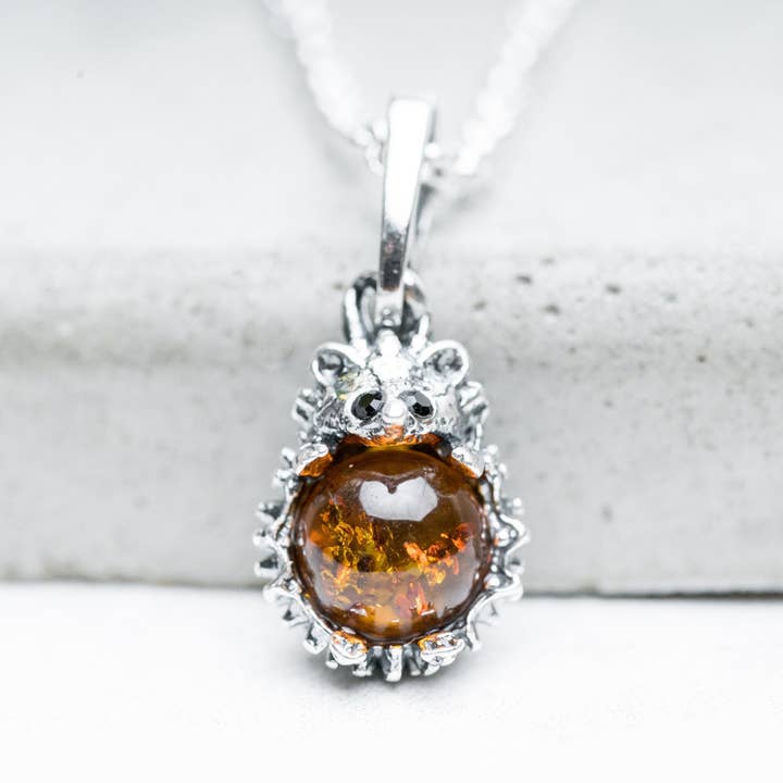 Pendentif hérisson en ambre de la Baltique, hérisson argenté pour la vente par Marcin Waryszak