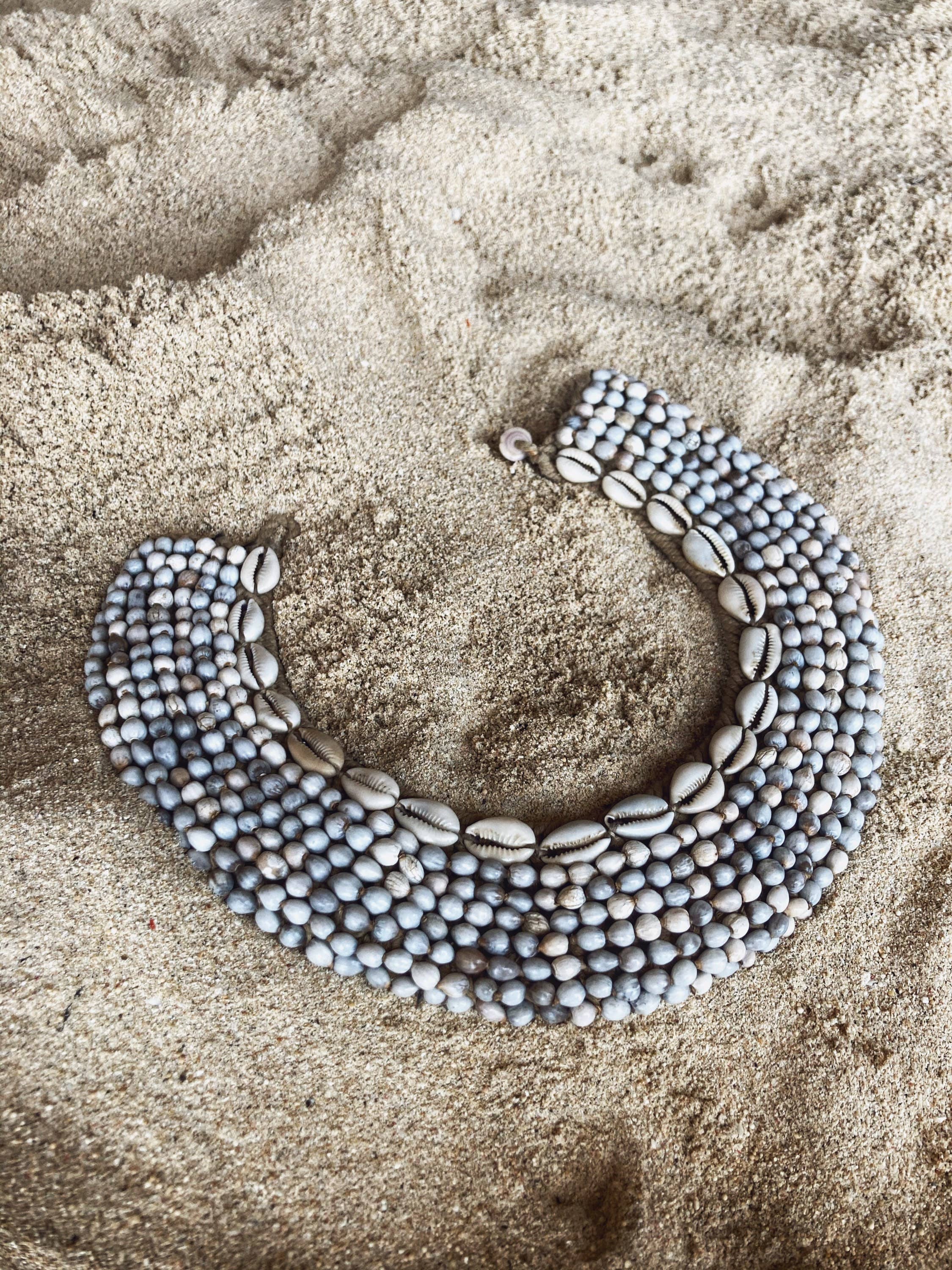 Bonisita - Vendita all'ingrosso Collane a bavaglio - Collana tribale vintage Cowrie Shell & Seeds di Papua10