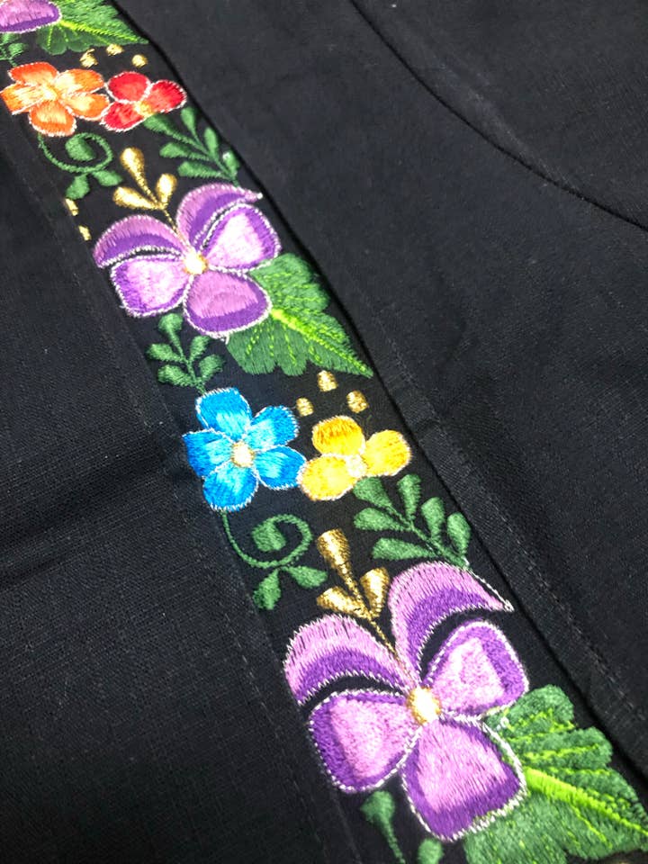 Cielito Lindo – Camisa de botões - Homem por atacado – Guayabera de Linho Preto Masculino com Bordado Floral3