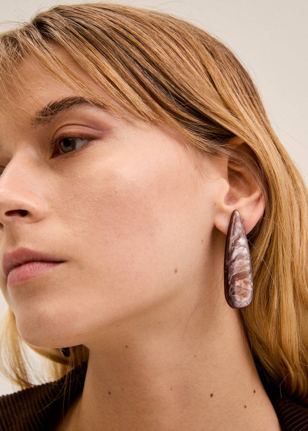 NALI' - Wholesale Dangle Earrings - LEX LONG EARRINGS IN RESIN BROWN - N642