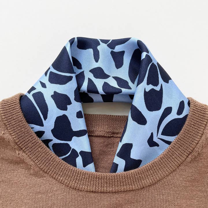 Blå Melodi Herresilketørklæde - 65 cm Dobbeltsidet Print Herrefirkant med Håndrullede Kanter for engroshandel hos LuluLane