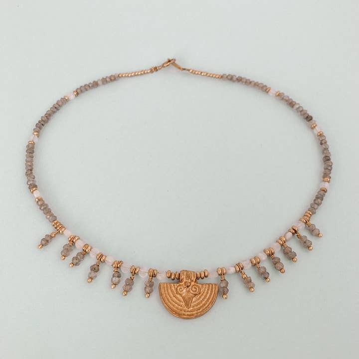 Collier en labradorite facettée et pierre de lune arc-en-ciel pour la vente par Bonisita