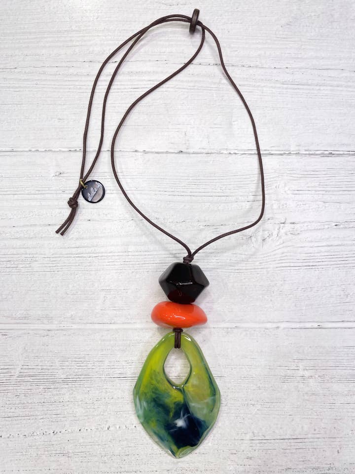 Collier Alisha.D avec pendentif goutte ouverte en marbre vert pour la vente par LIOR / ALISHA D