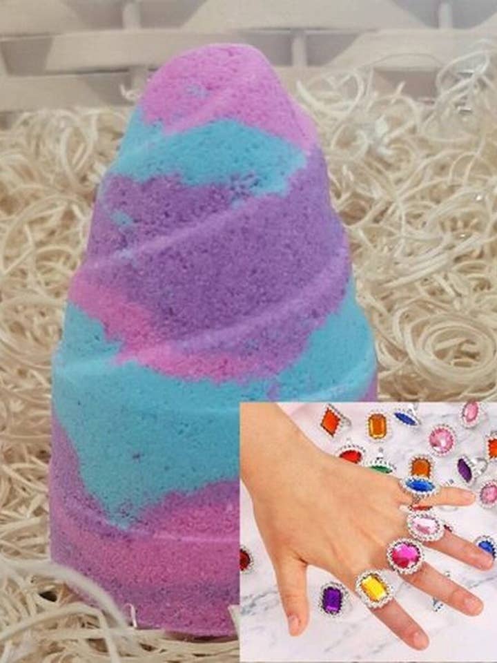 Bombe de bain au trésor caché avec anneau de bijou pour la vente par Enchanting Bath Bombs