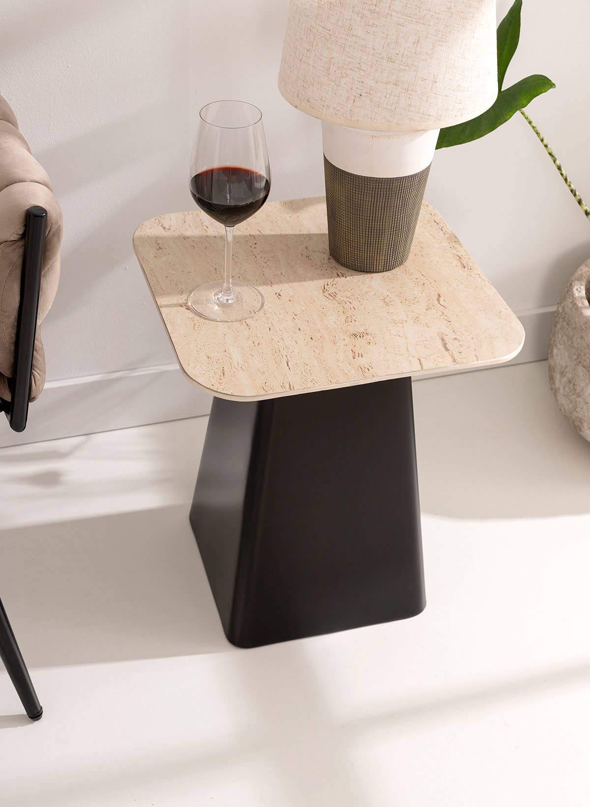 Gdeco – wholesale Sidobord – Sidobord 47x40x40 cm med svart metallbas och skiva i travertin1