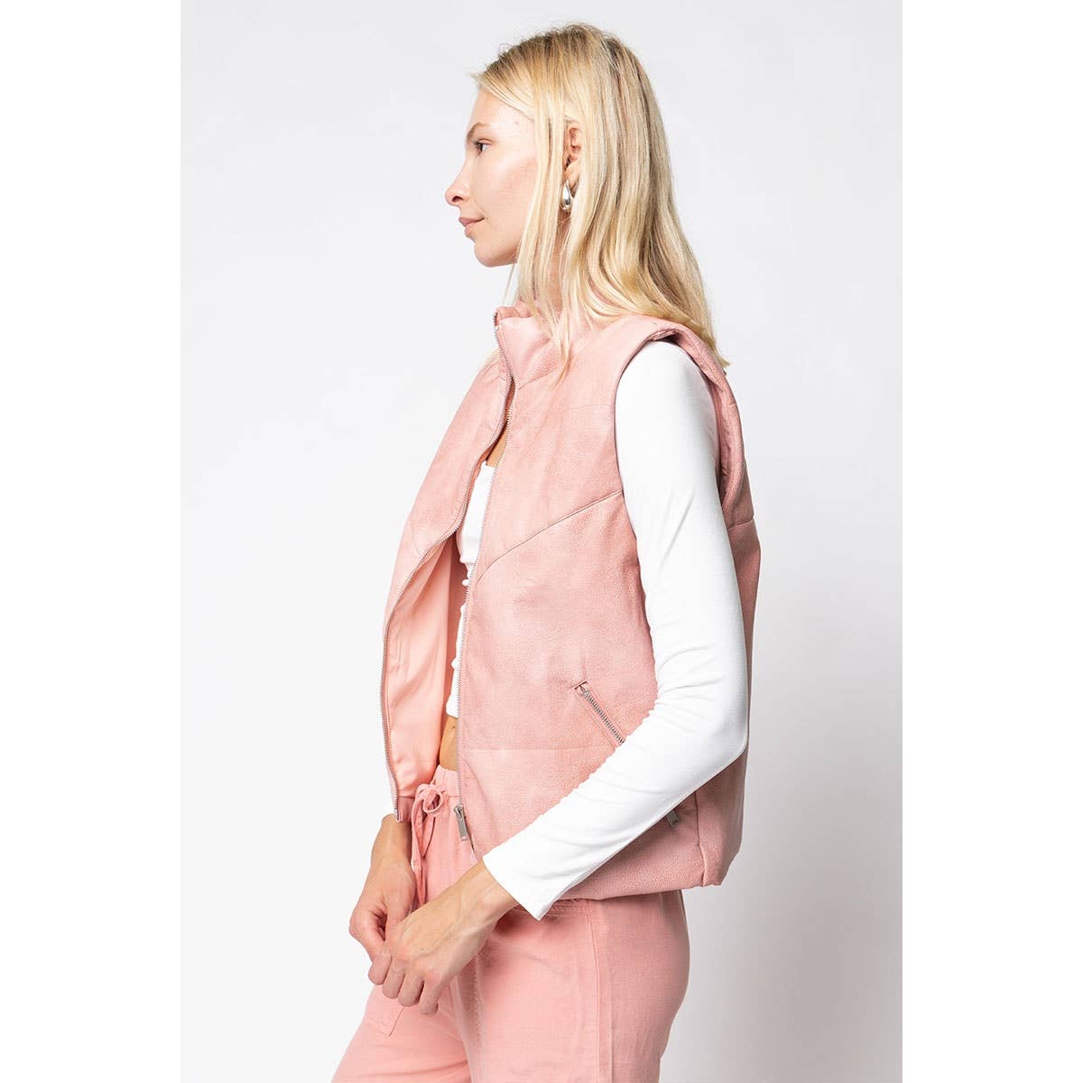 Naked Zebra - Vente Veste sans manches – femme - Gilet rembourré en cuir végétalien avec fermeture éclair sur le devant6