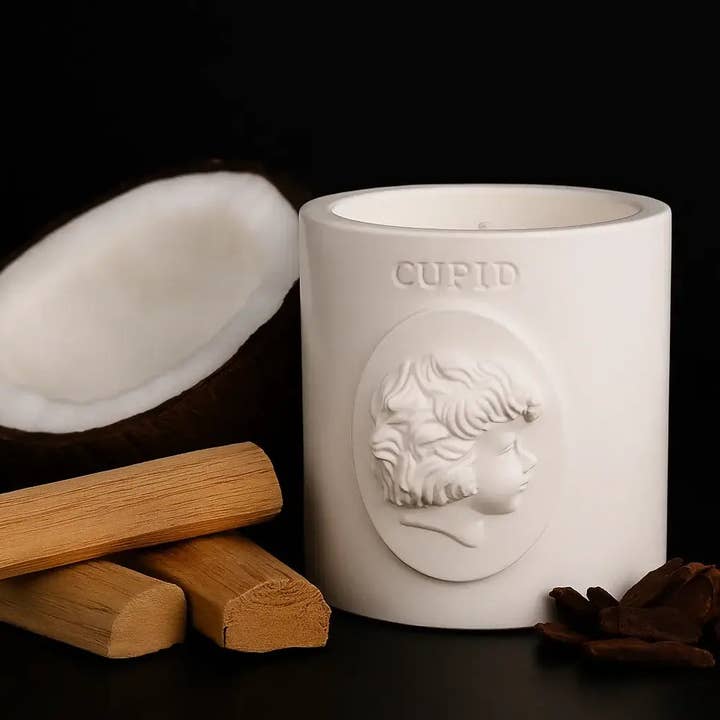 Bougie artisanale en éco-résine Cupid – Noix de coco & Bois de santal pour la vente par Votive