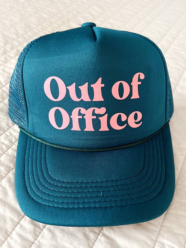 Casquette de camionneur Out of Office - Bleu sarcelle et rose pour la vente par Maddon and Co