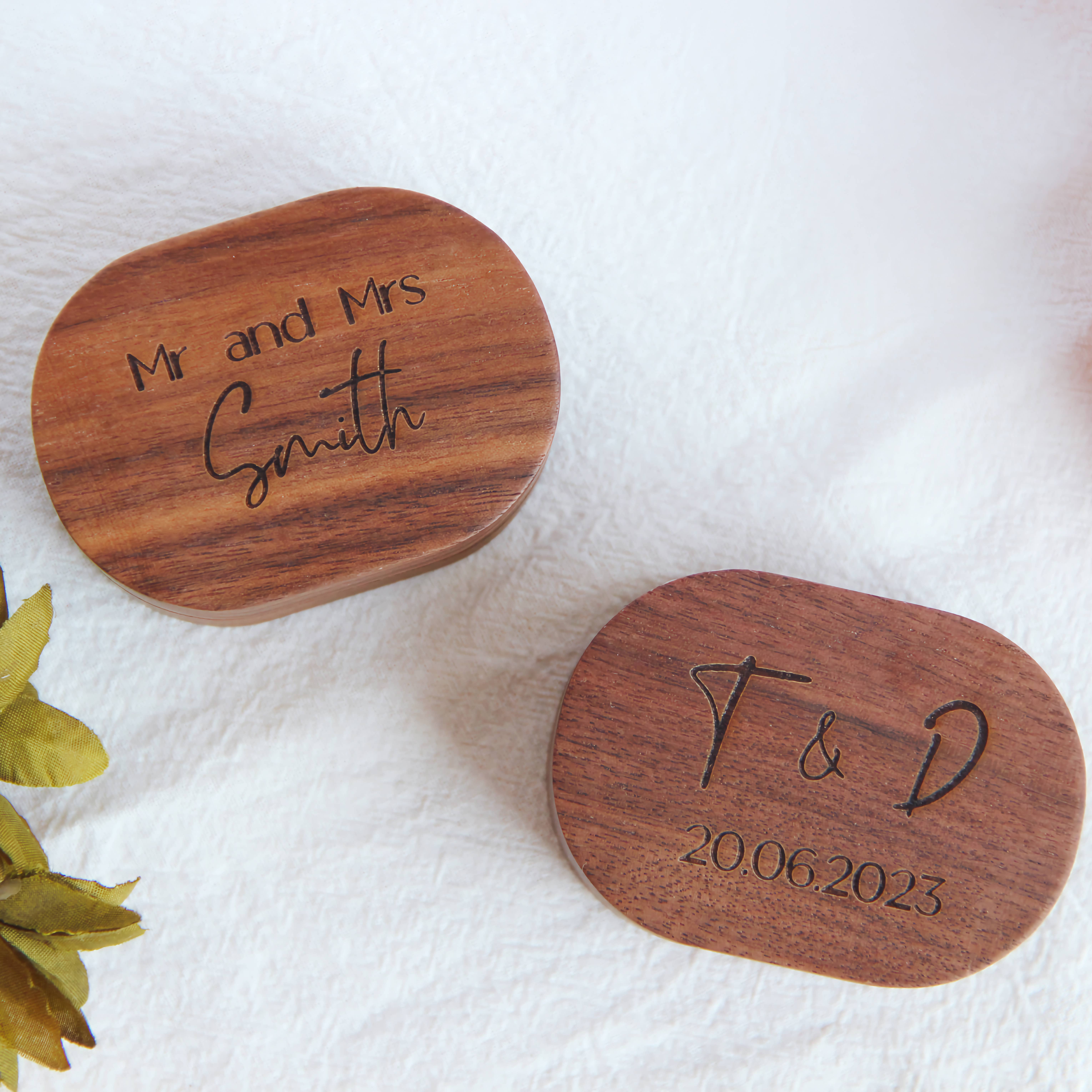 Logo Pouch – wholesale Smyckeskrin och organisatörer – Oval ringask i valnöt med minimalistisk design och plats för två ringar3