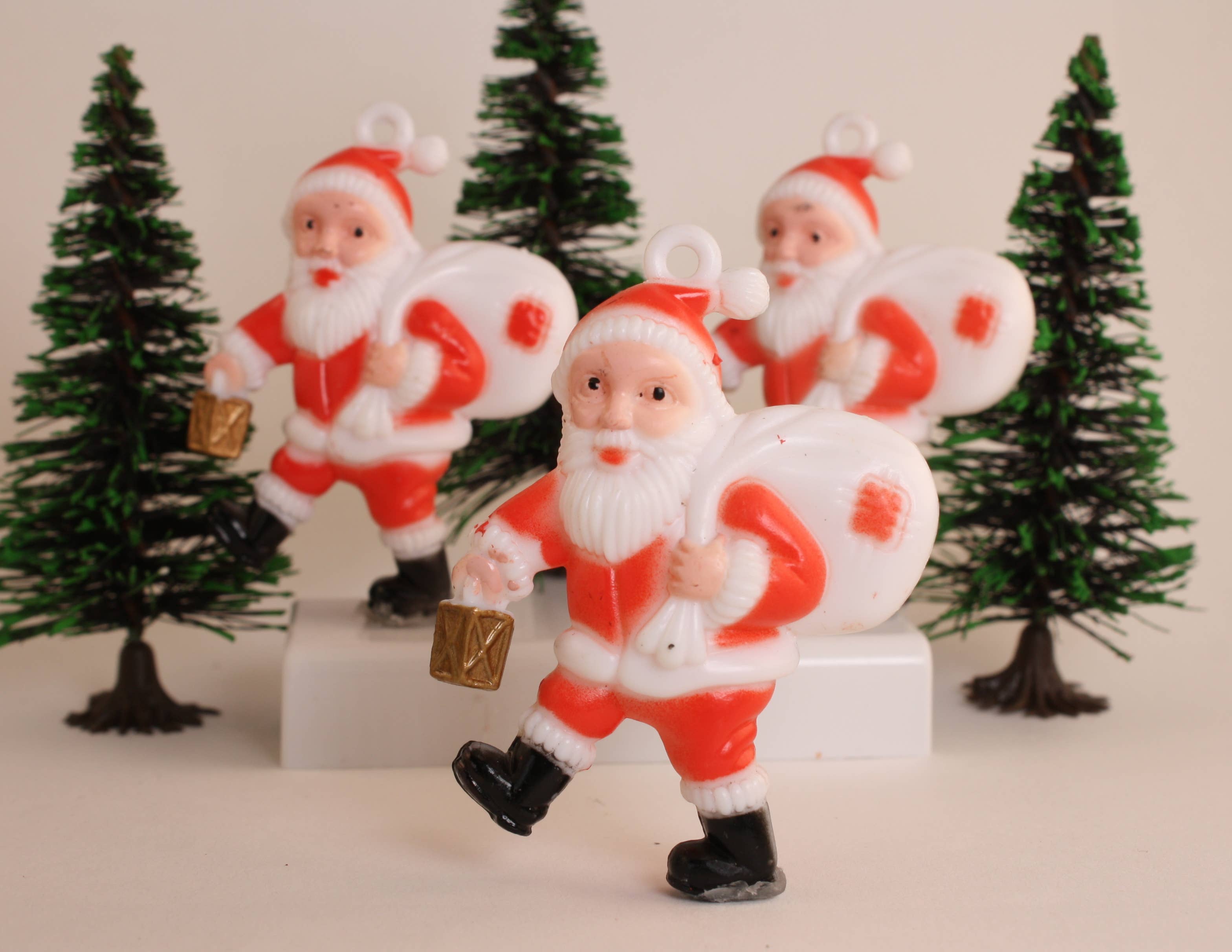 mischiare Babbo Natale in stile anni '60 in plastica - 5,7 cm di altezza - Set da 2 - Meyer Imports in vendita all'ingrosso su Faire7