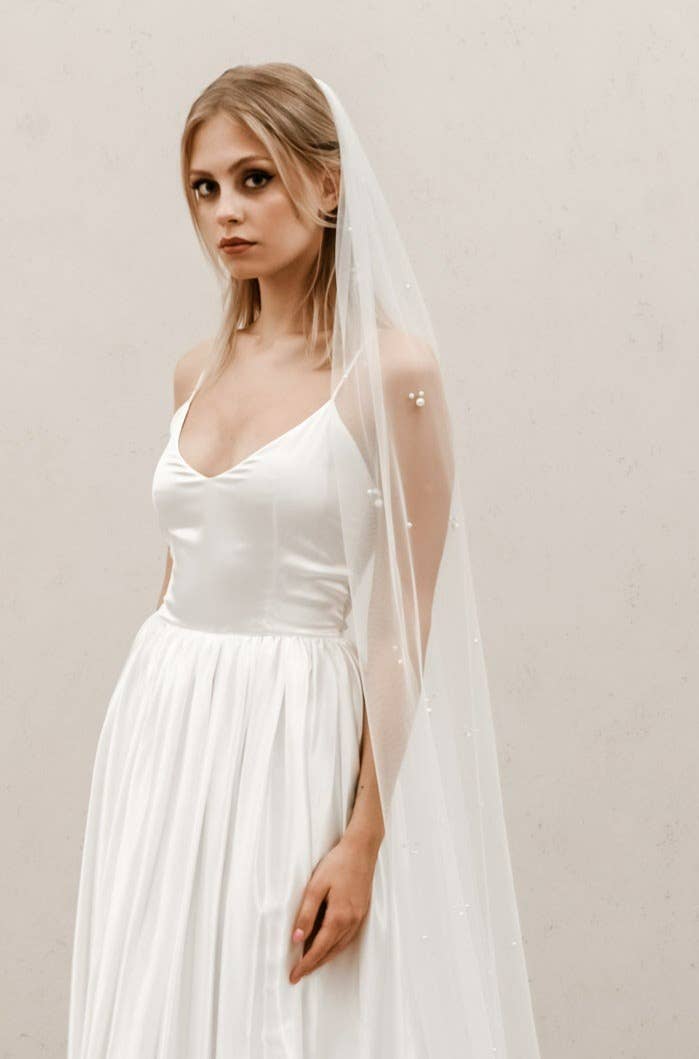 Heirloom Bridal Company - Wholesale Veil - Women's - Cluster Pearl Veil V010