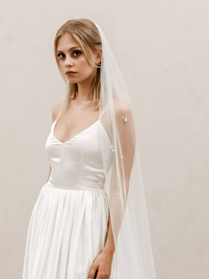 Cluster Pearl Veil V010 för wholesale av Heirloom Bridal Company