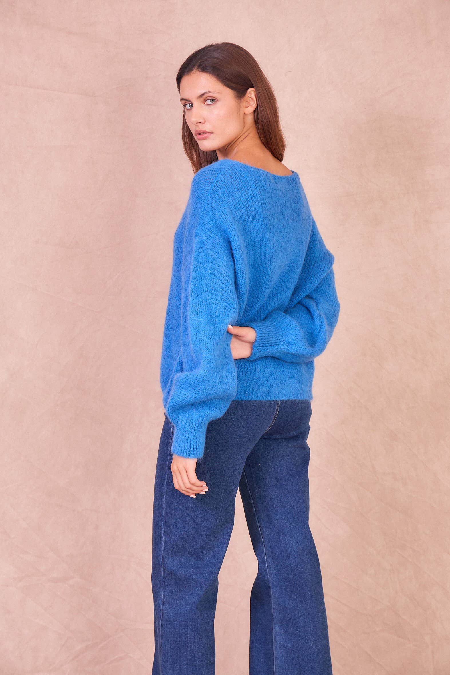 Calie Paris – wholesale Knitted jumper – Women′s – Oversized V-Neck Sweater4