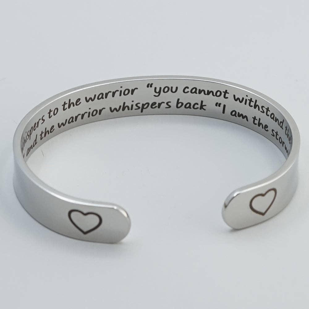 Engraved4Ever - Vente Bracelet manchette - Le destin murmure au guerrier que vous ne pouvez pas résister à la tempête le guerrier chuchote en retour Je suis la tempête1