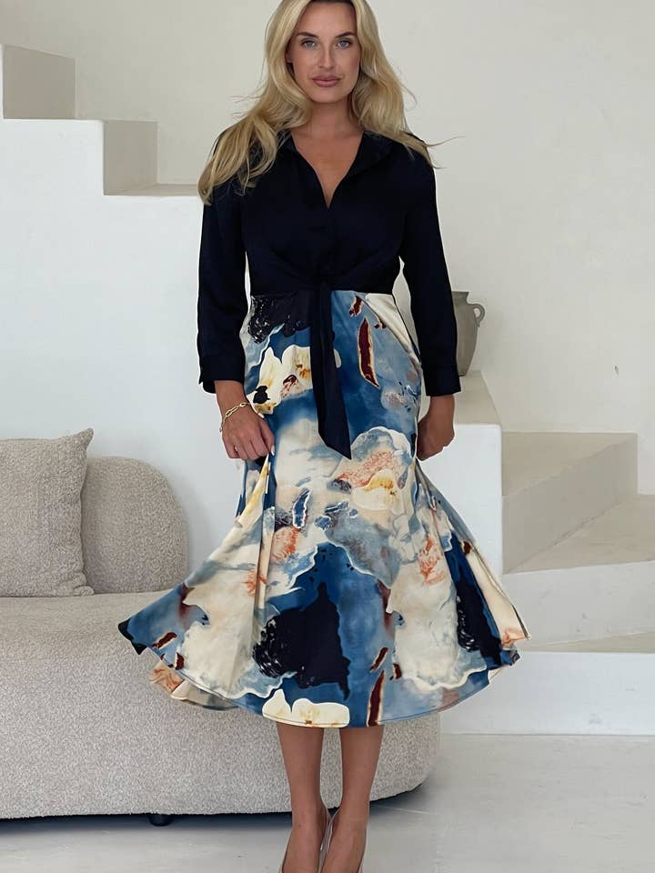 Robe chemise à nouer sur le devant en marbre et noir Isabella pour la vente par Girl in mind