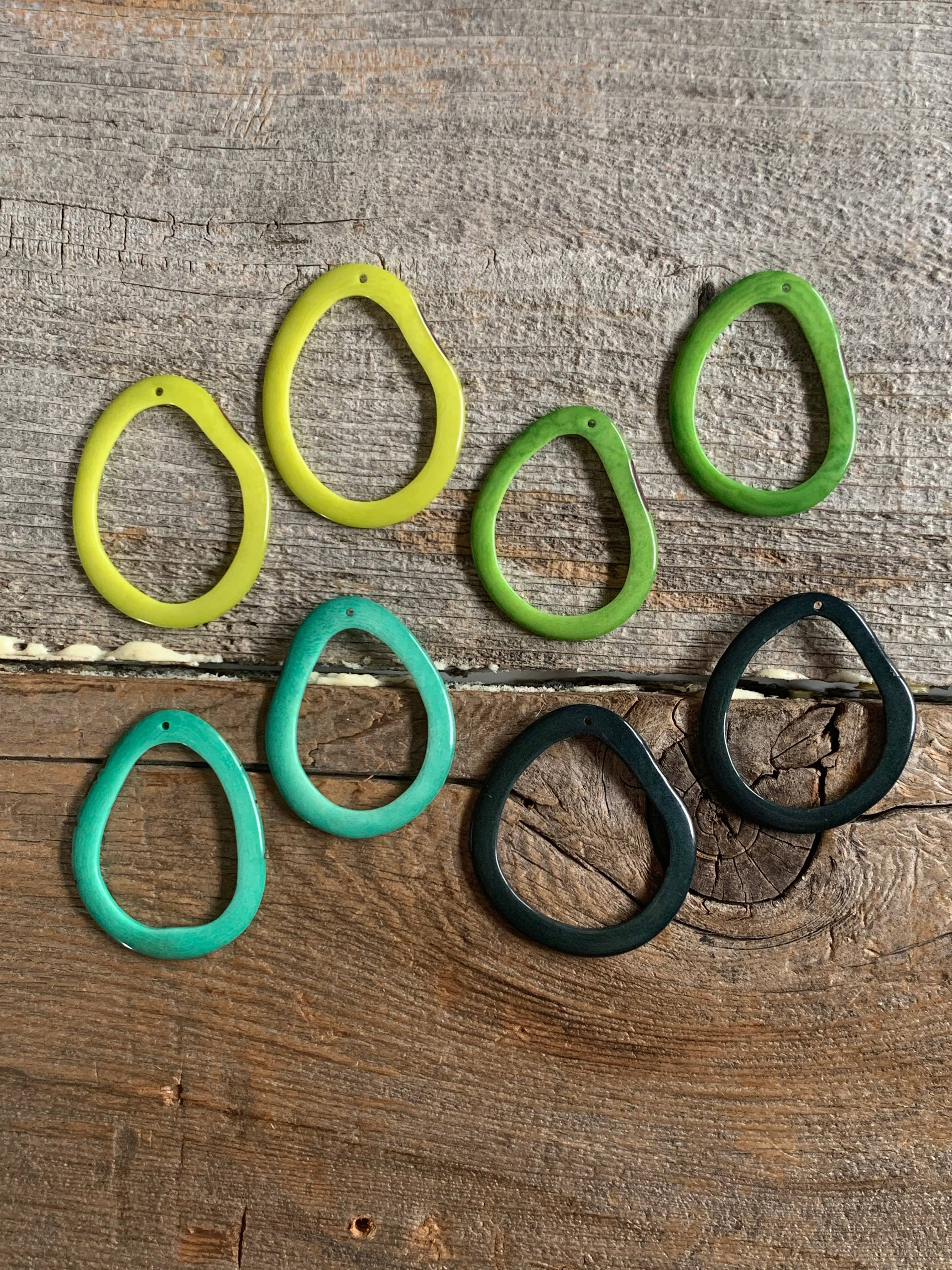 Veronica Riley Martens - Wholesale Hangende/ronde oorbellen - Dunne Donut Tagua bengelen oorbellen2