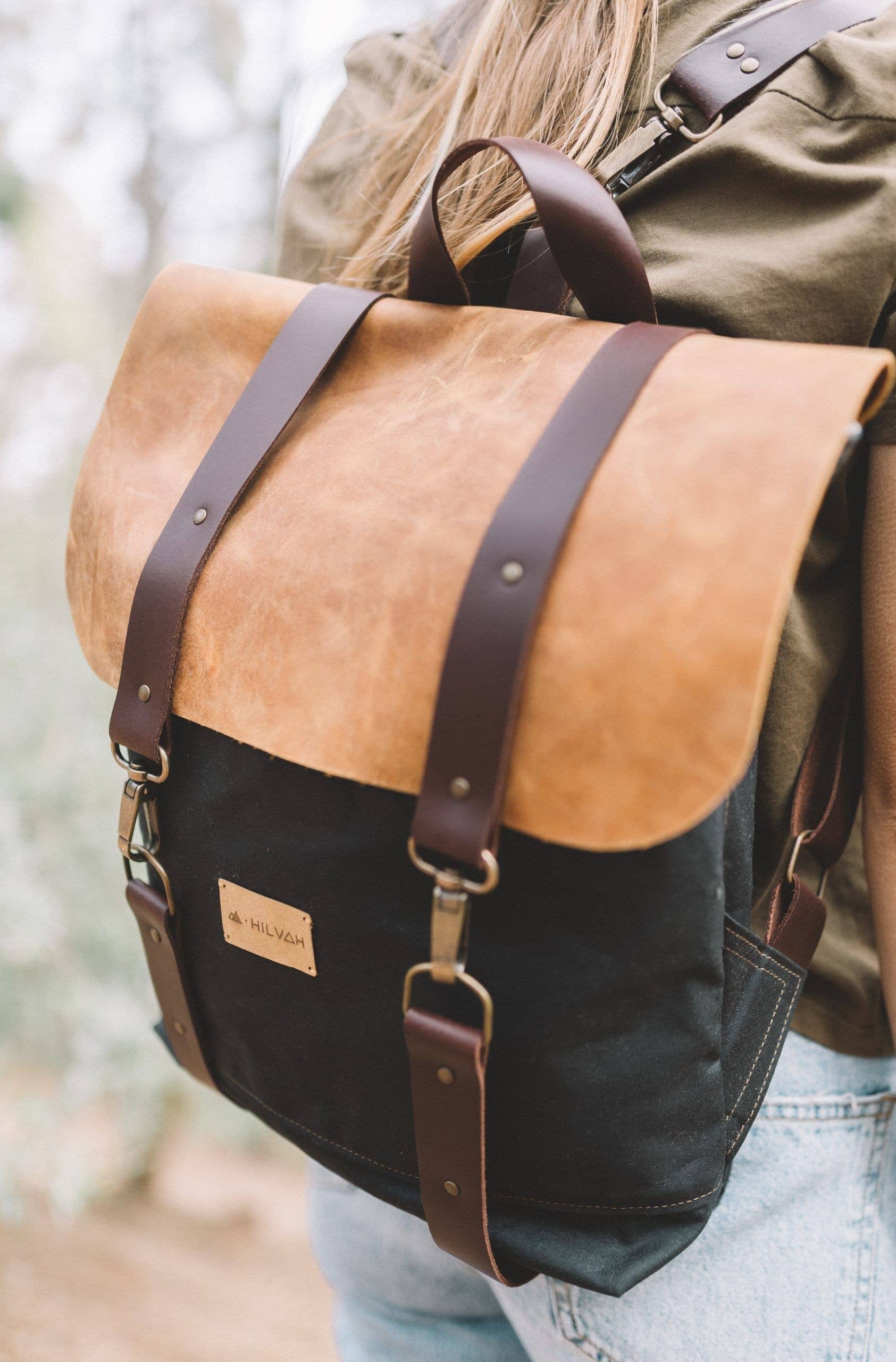 HILVAH - Venta al por mayor Mochila - Mujer - Mochila color negro lona encerada y cuero2