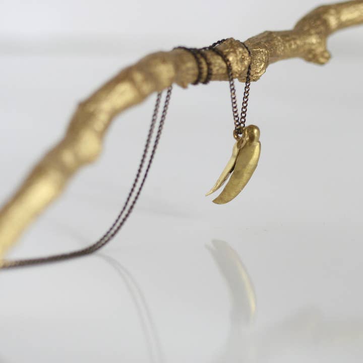 Collier crâne d'oiseau en laiton | Toucan pour la vente par Kaiko Studio