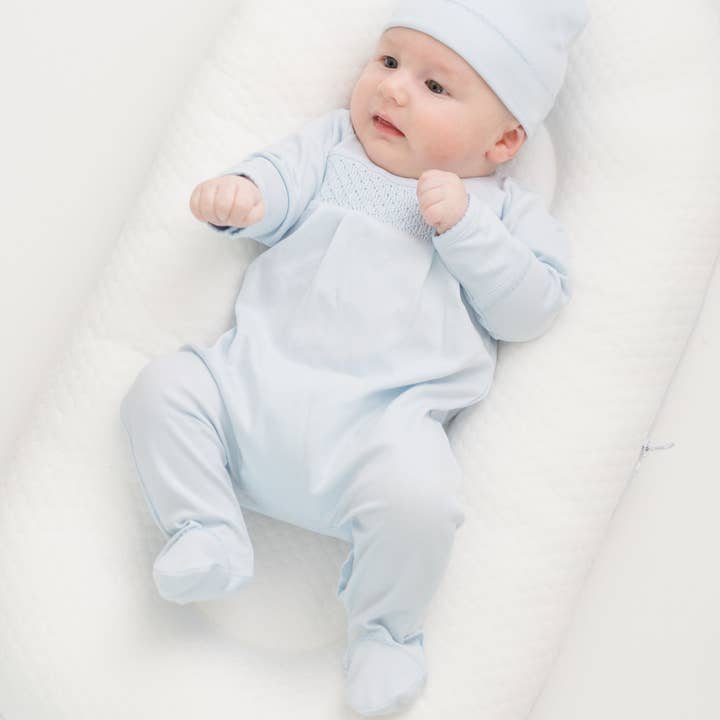 Essentials lichtblauwe romper met handgesmokte details voor wholesale door Magnolia Baby