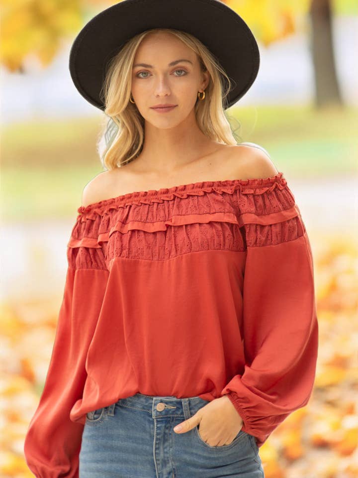 33209 Top à manches longues détaillé à œillets pour la vente par VOY