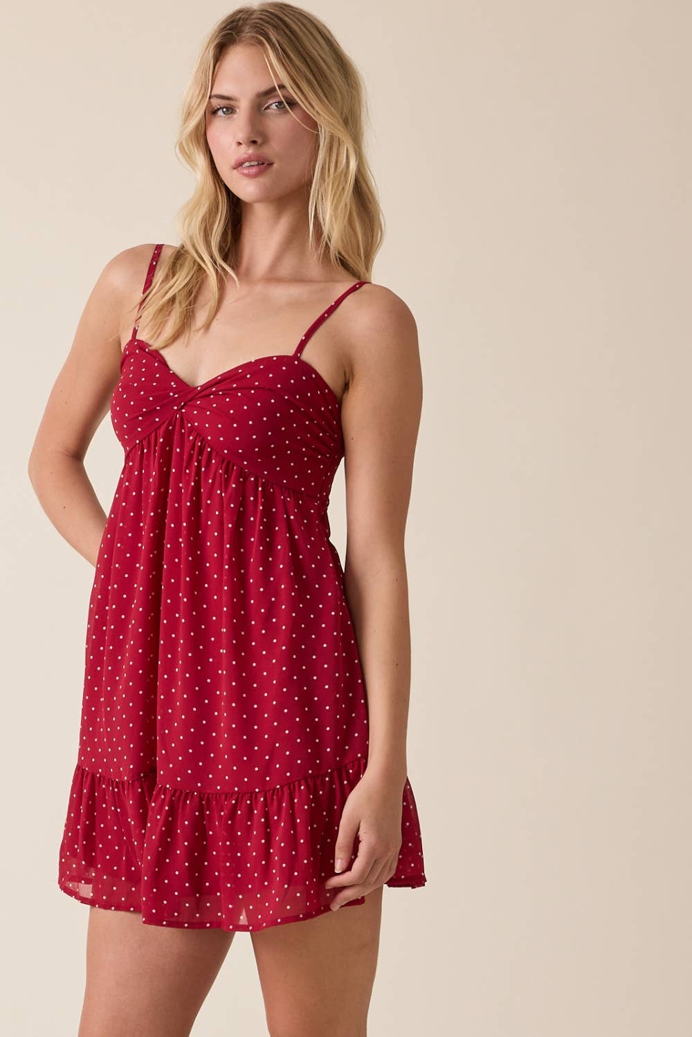POIS ROUGE Robe mini évasée à pois rouges avec buste froncé et torsadé en vente sur Faire1