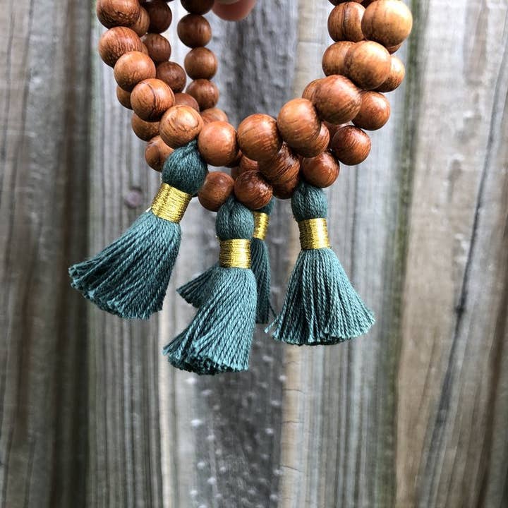 Pulsera con cuentas y borlas, color helecho para venta al por mayor de Wanderlust & Zeal