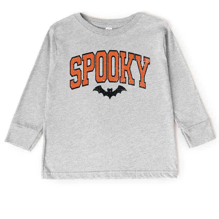 Varsity Spooky Bat Distressed - Kleinkind Langarm-Grafik-T-Shirt und Jugend Langarm-Grafik-T-Shirt für den Großhandel von The Juniper Shop Wholesale