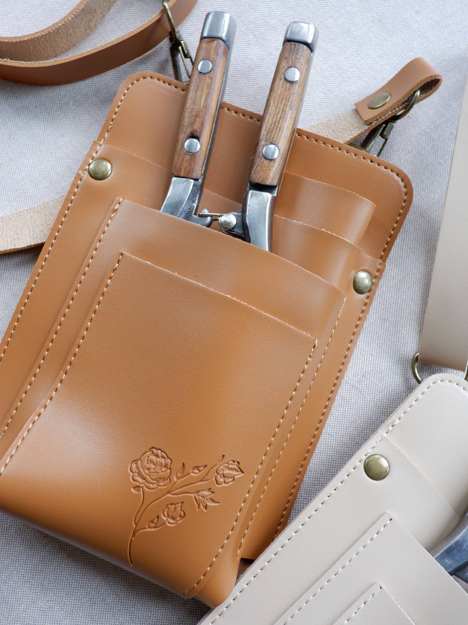 Laura Hooper Design House - Wholesale Garden Tool - Crossbody Garden Tool Bag5