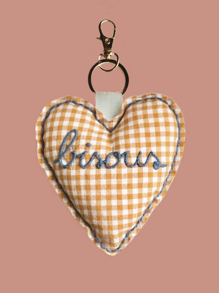 Bestickter Schlüsselanhänger - Herz Küsse gelb/weiß kariert für den Großhandel von Les Yeux fripons