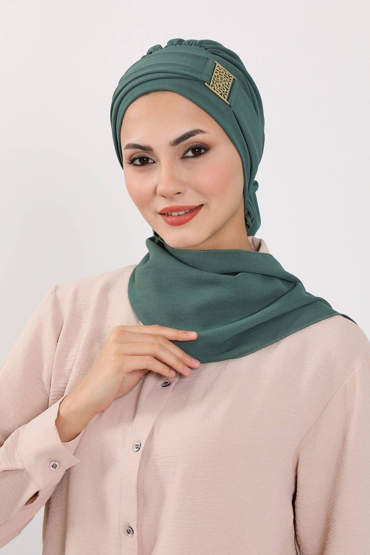 Aisha's Design – wholesale Hijab – Women’s – Modest Fashion Instant Aerobin Turban with Leopard Pattern Accessory, Pre-Tied Aerobin Hijab with Chic Metal Accessory,HT-11A39