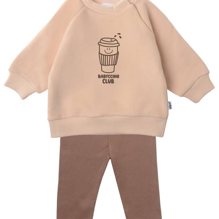 Conjunto com sweatshirt e leggings "Babyccino Club" e outras tendências em Compre bege B2B. Devoluções gratuitas e condições de pagamento a 60 dias na Faire na Faire.