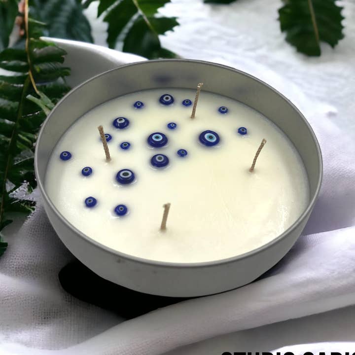 Bougie Evil Eye artisanale non parfumée à la cire de soja multicolore pour la vente par Studio Sadish