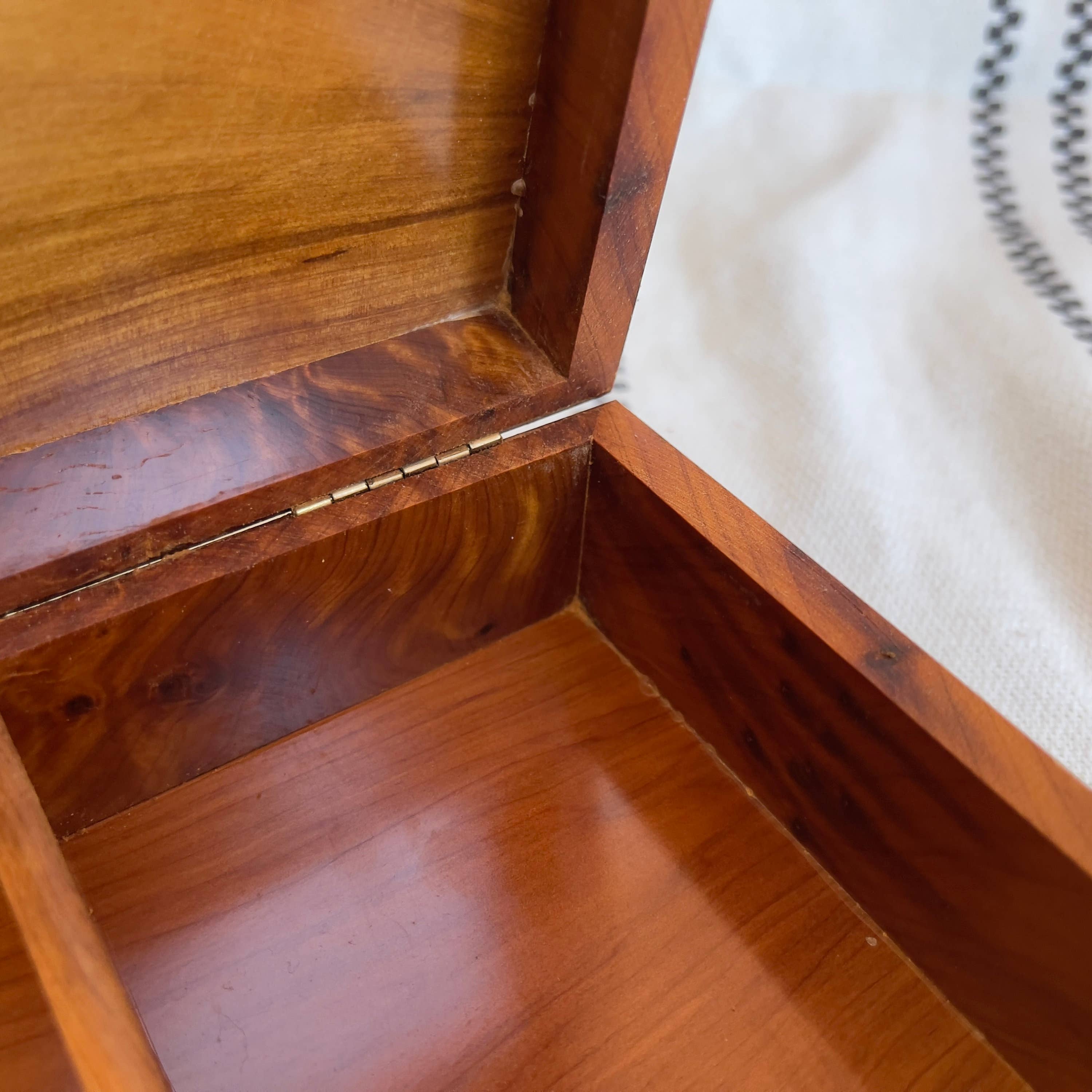 Yemma Goods - Vente Boîte/rangement à bijoux - Boîte à bijoux Thuya Burl avec incrustations de noyer et de cèdre6