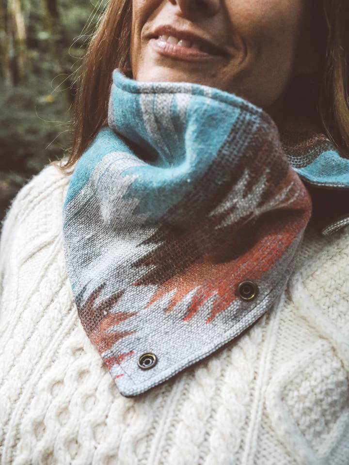 Wayfarer Cowl Neck Snap Schal - Rustwood Southwestern für den Großhandel von Grace Design