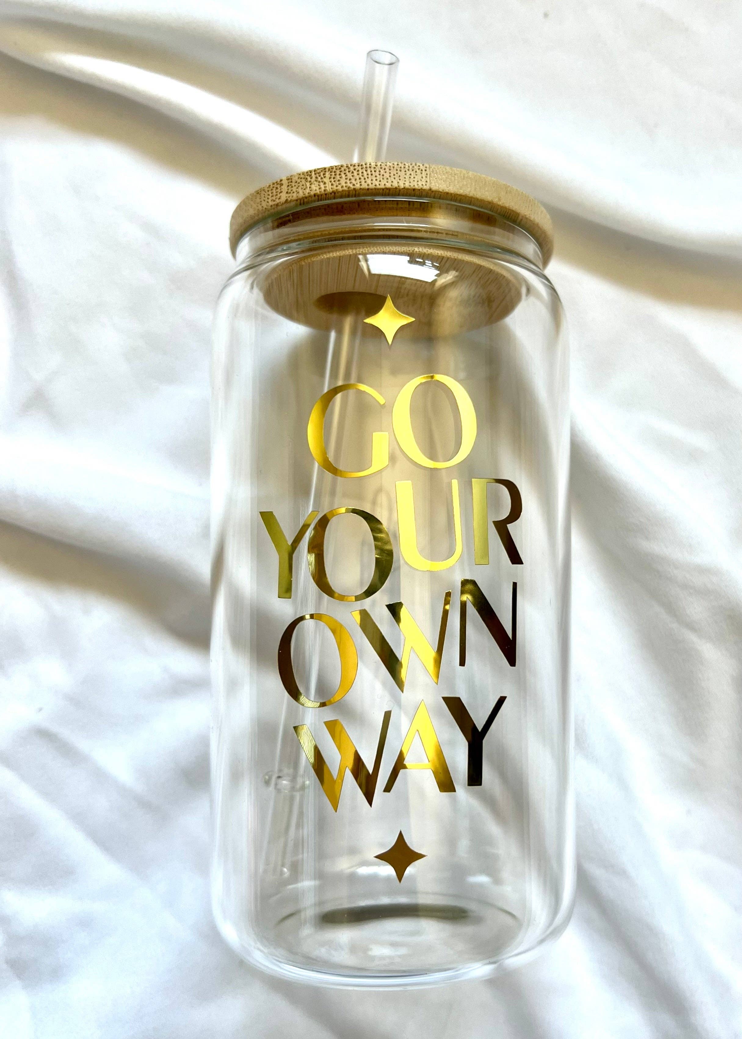 Honey Rose Collective - Vendita all'ingrosso Bicchiere/tazza - Tazza in vetro Go Your Own Way con coperchio0