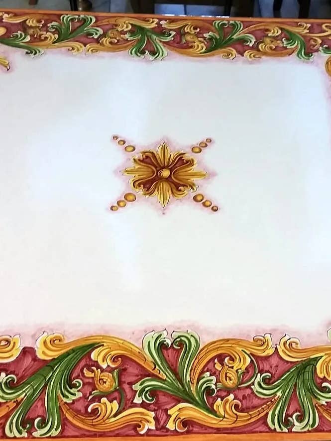 Tavolo Quadrato Ornato Rosso – Pietra Lavica Decorato per la vendita all'ingrosso da parte di DD Ceramiche Siciliane