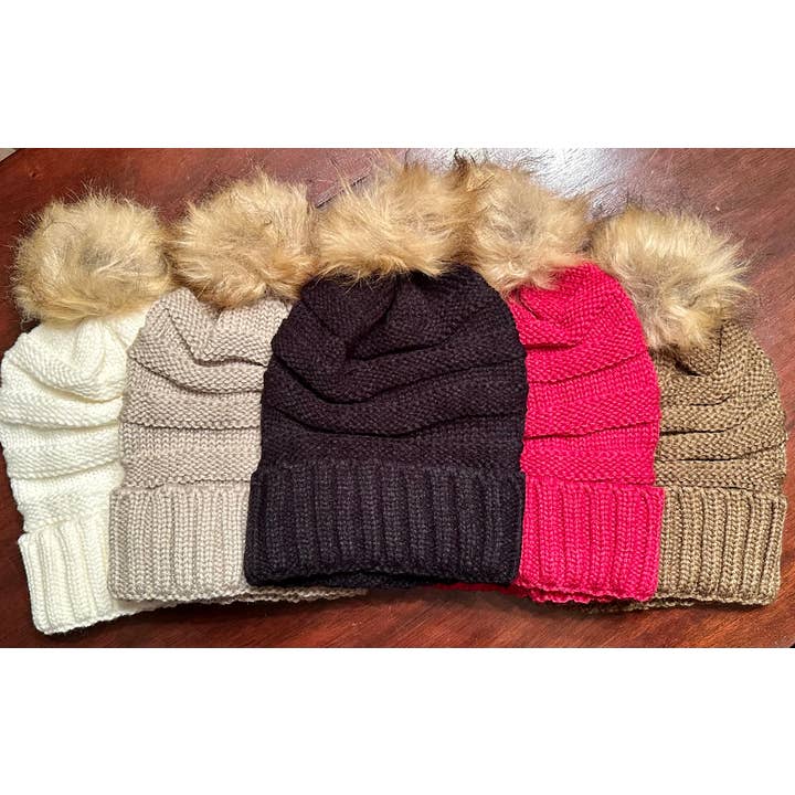 Bonnet avec pompon pour la vente par Southern Sawdust Mercantile