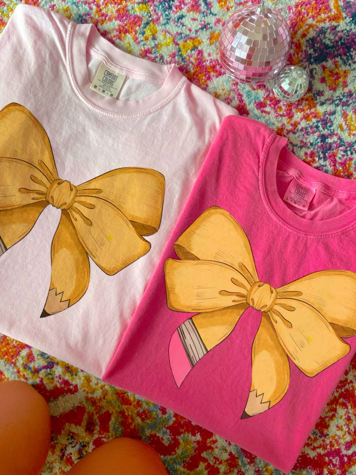 T-shirt a maniche corte con fiocco a matita per la vendita all'ingrosso da parte di Front Porch Boutique